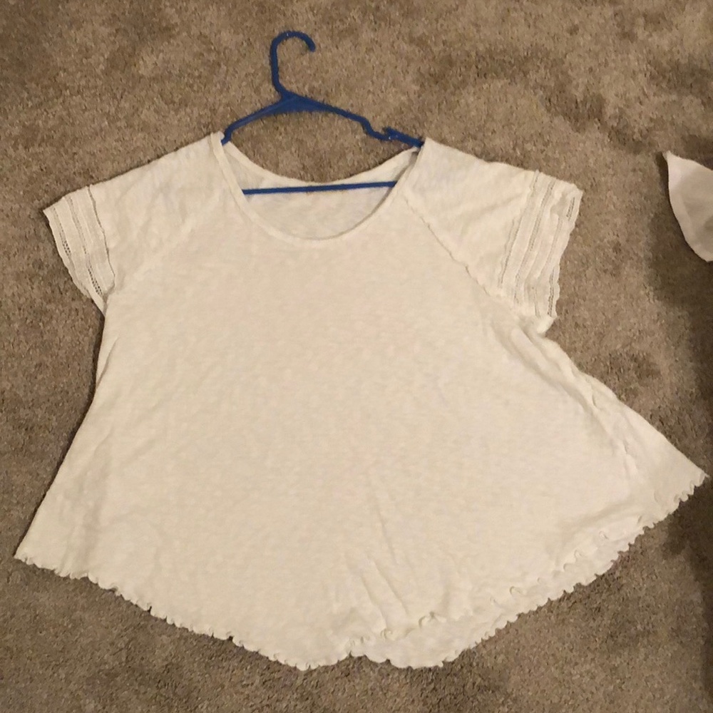 Cute flowy white top!!